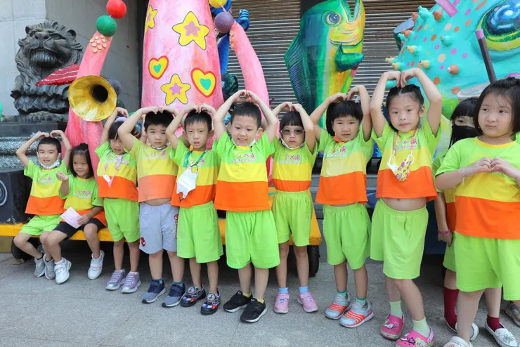 幼兒學童參訪海洋老鷹嘉年華活動，留下可愛生動合影照