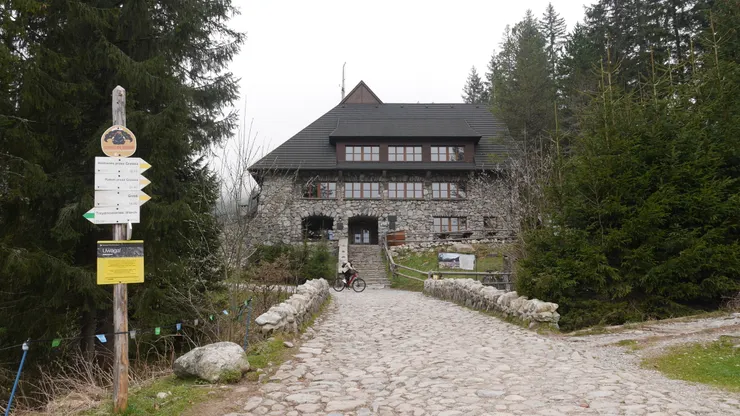 再往前走會看到庇護所