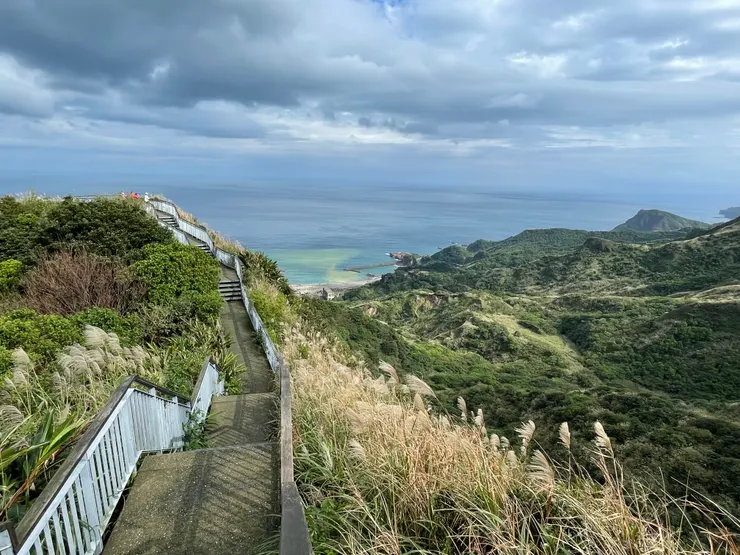 報時山步道是九份山城輕鬆賞芒花首選步道