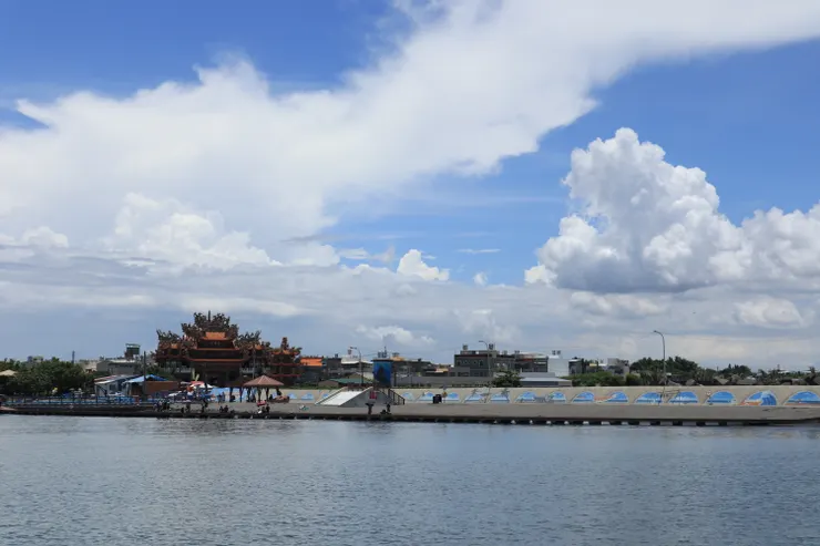 從出海口看向海岸光廊的景色