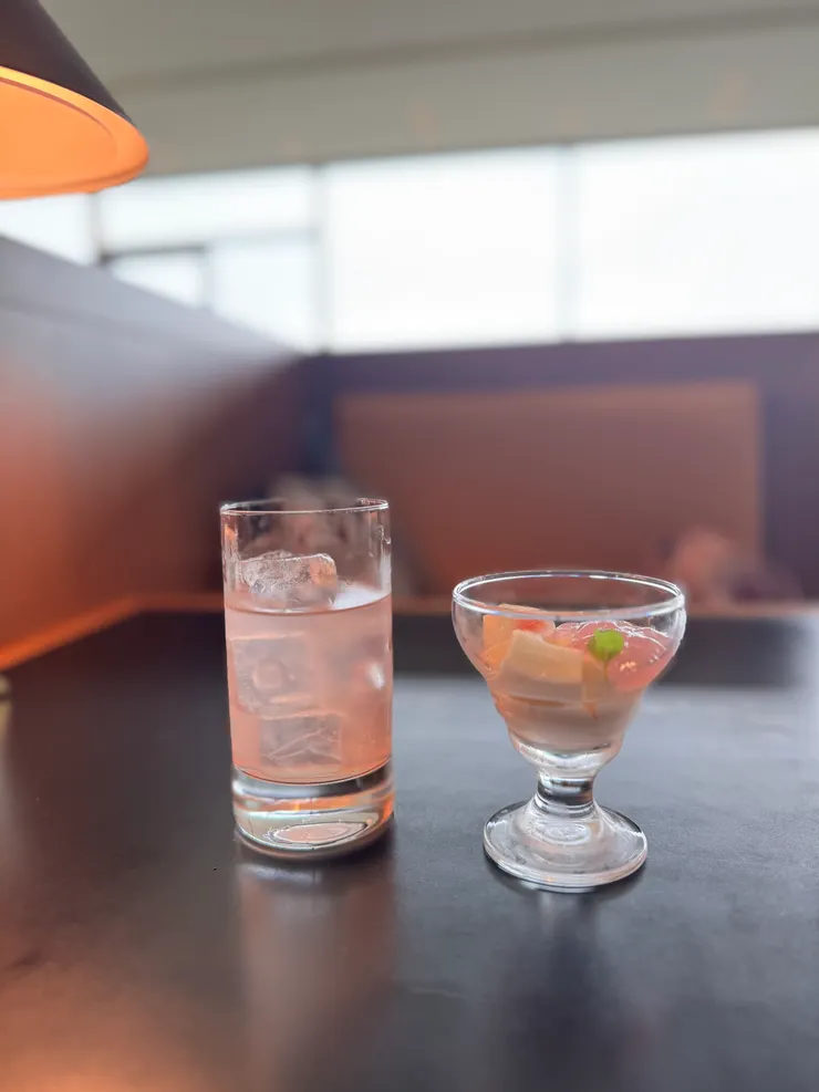 和甜點擺一起 這杯sakura bloom很不錯喝