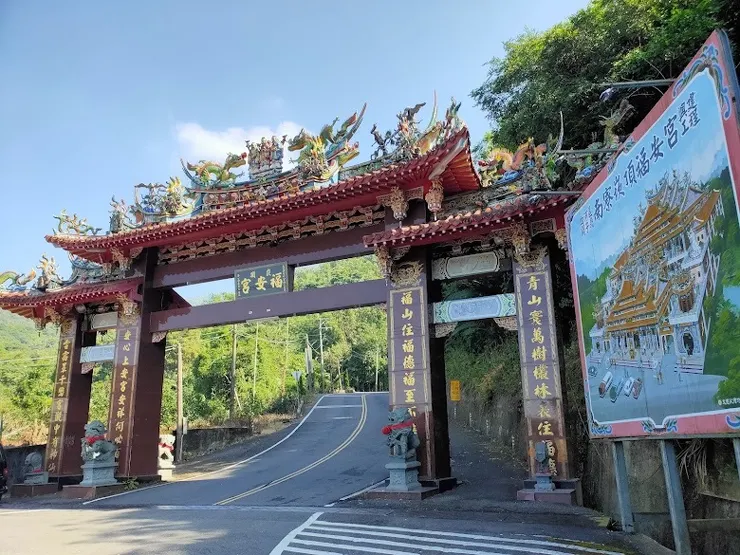 莊嚴牌樓（圖片截圖於網路）