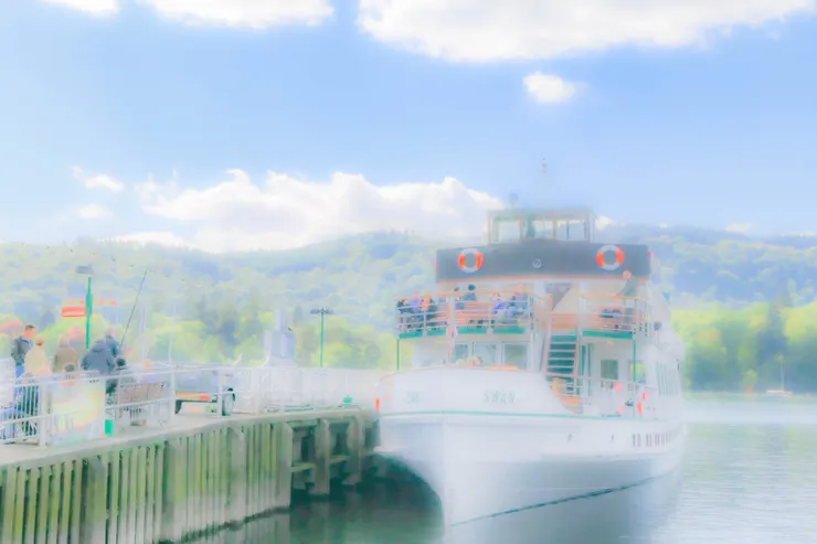 另一批的遊客準備登上相同的遊船