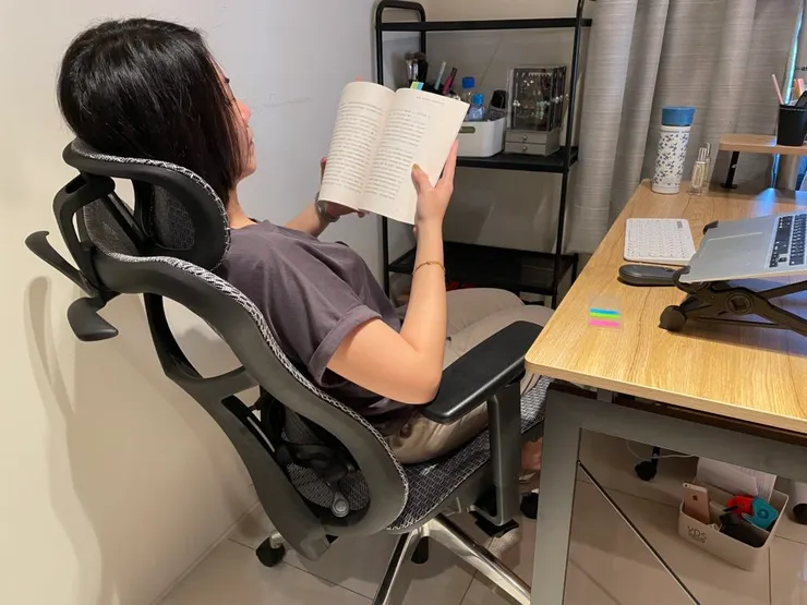 半躺著看書手肘有得靠、後頸有得撐,即使還沒有電動沙發已經很滿足了