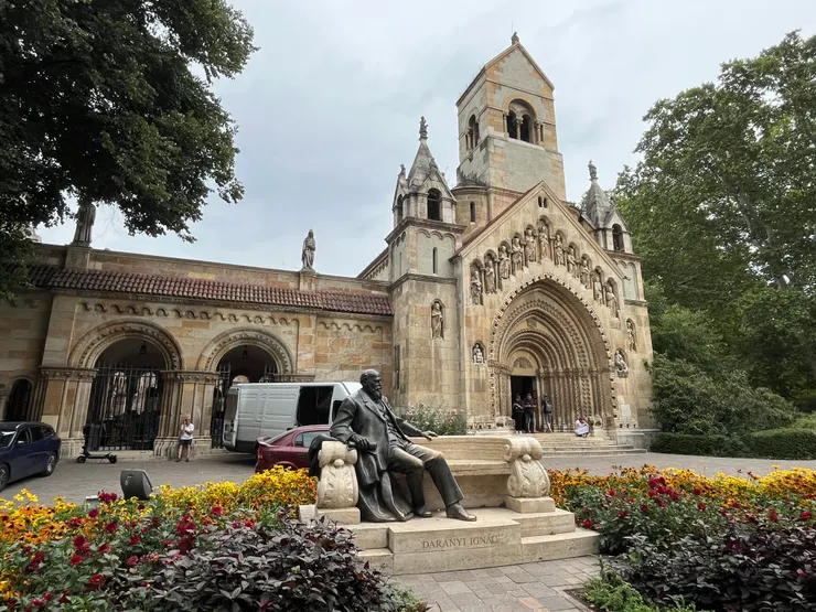 Chapel of Ják教堂前的雕像為 Ignác Darányi 前農業部長