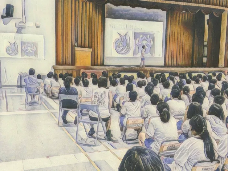 寶姊站上舞台，分享自己設計的原創影片角色與故事結構。