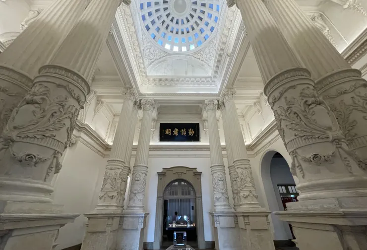 圓頂大廳,是整個建築物最精美的空間,台南地方法院的主入口門廳更是日治時期最華麗者之一。