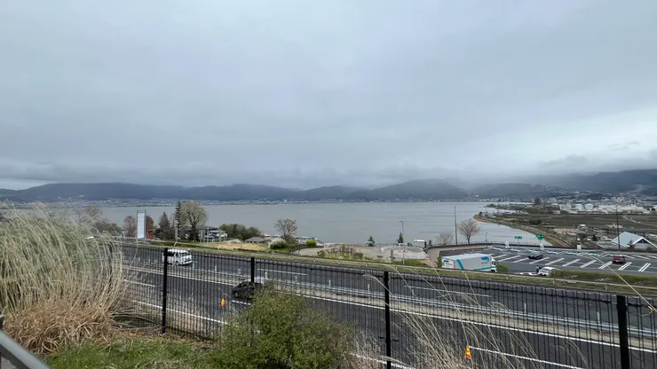 解鎖此湖的另一視角。