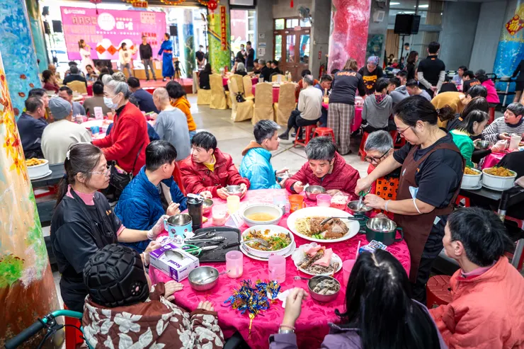 年節前夕，宜蘭教養院舉辦愛圍爐活動，享用豐盛佳餚。