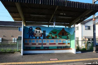 許多車站的彩繪上還是舊和歌山線色塗裝的105系，意外成為歷史見證