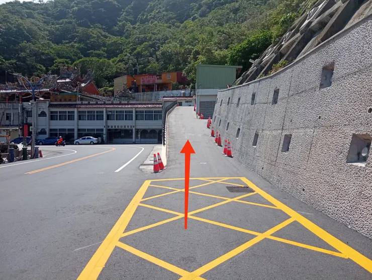 步行,往鎮安宮斜坡上去