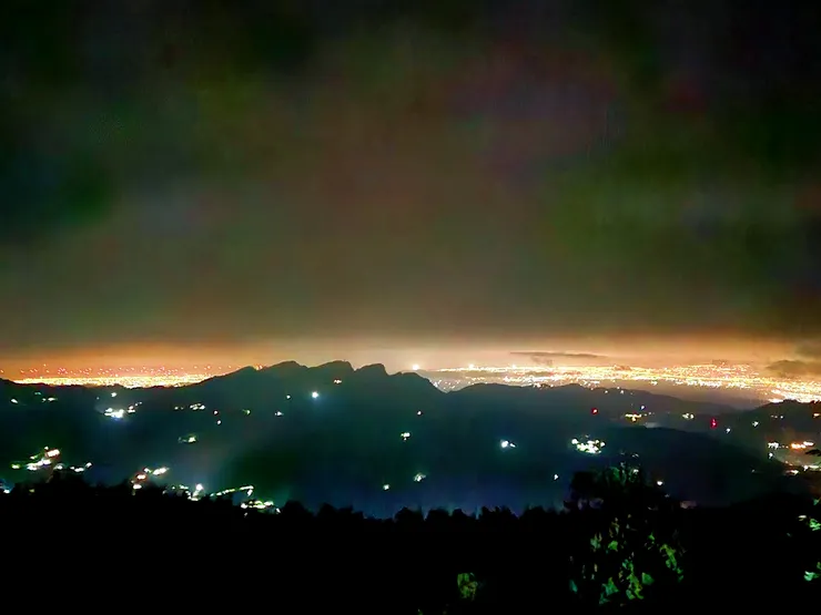 五指山下夜景，燈爍燈海。