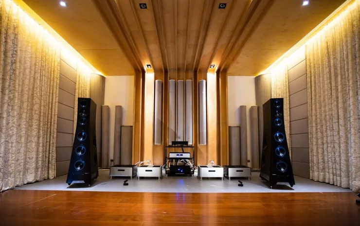 ▲大器國際展示YG Acoustics 的 Sonja落地喇叭搭配旗艦款 Invincible 超低音喇叭。