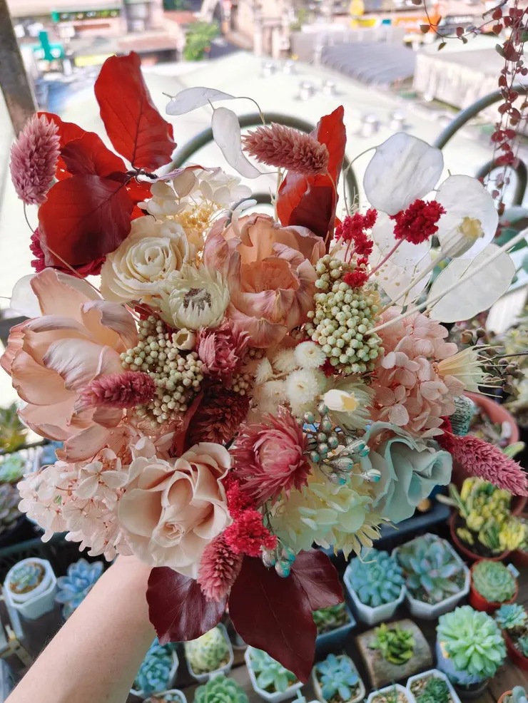 剛綁好的花與我的多肉陽台拍照