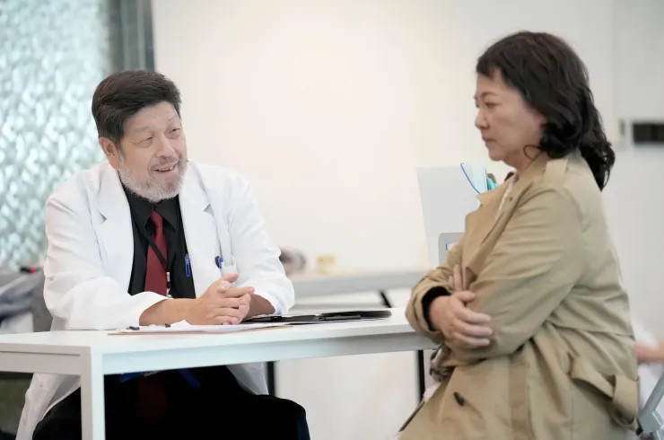 左為想要輕鬆地談論病情，卻偶爾失言讓病患感到不適的主治醫師（羅北安飾）攝影：張大魯