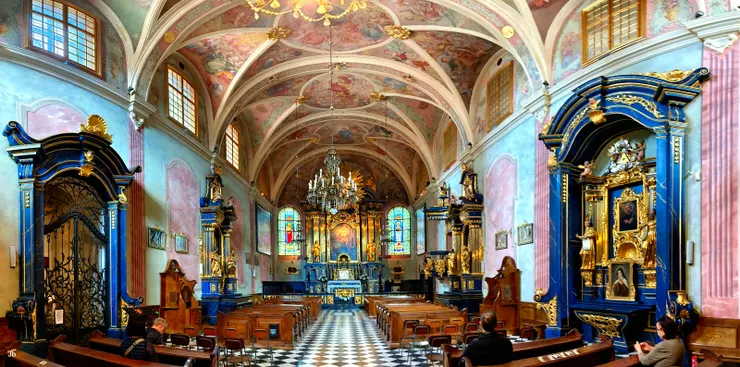 【聖芭芭拉教堂寧靜優美就在近旁！聖芭芭拉教堂（Church of St. Barbara）緊鄰聖母聖殿，初建於 1338 年至 1402 年間。對比宏偉的鄰居聖母聖殿，是小巫見大巫，但也十分精美，並清靜得多。】