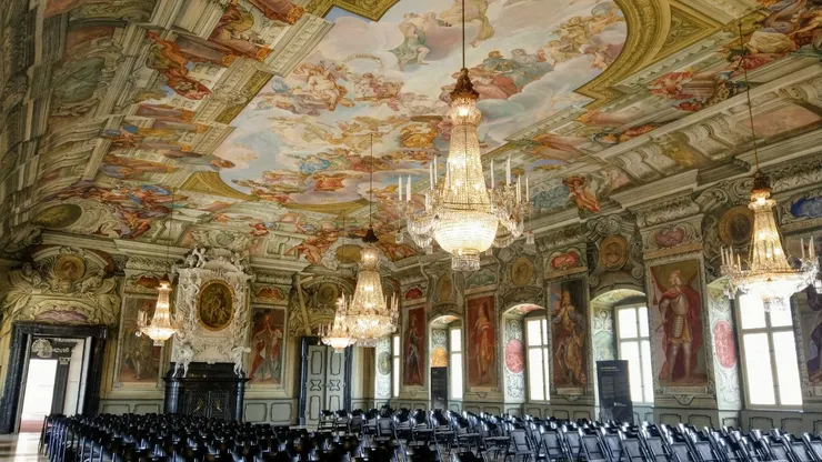 華麗的皇帝廳,牆壁和天花板上繪製了16位皇帝肖像與四大世界帝國(巴比倫、波斯、希臘、羅馬),象徵「神聖羅馬帝國是世界合法的延續統治者」