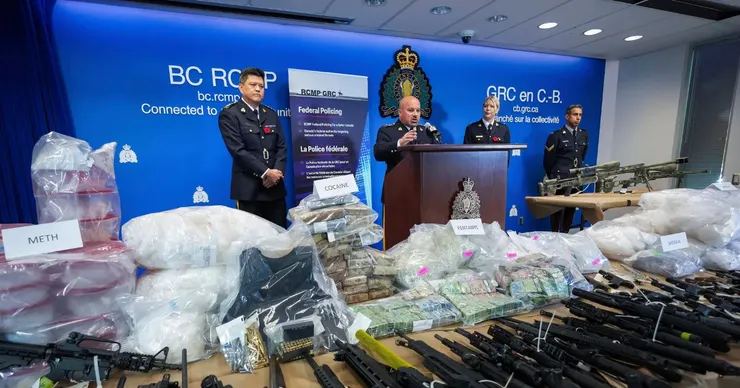 英屬哥倫比亞警方繳獲要偷運入美國的毒品和槍械