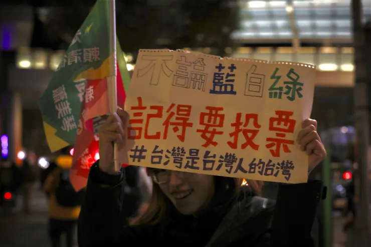 記者與朋友也拿著不被衝突的牌子