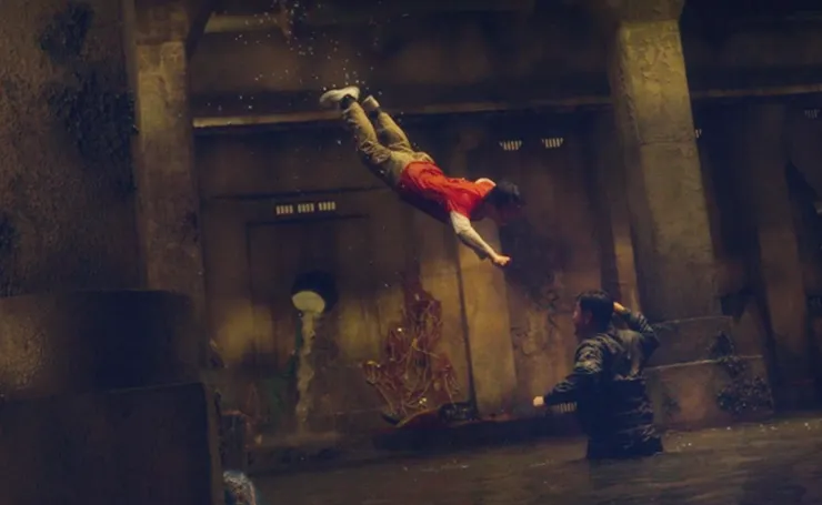 立場相對的兩人在下水道戰鬥。( Source : Disney + ，調整過亮度)