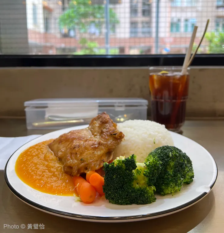 「 連同這杯凍檸茶一起拍下來會更加漂亮呢。」謝謝店員先生的提議！