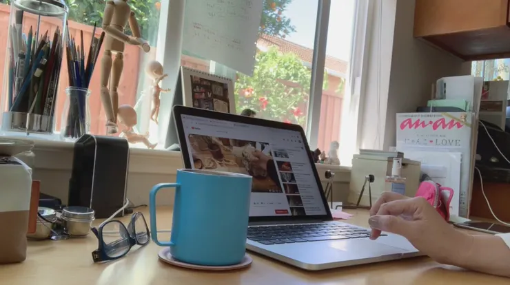 當時我在美國家中的畫畫桌，看著鄰居家的柑橘樹，好不愜意，是我最愛的角落！