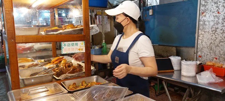 賣滷味的大姊，個性阿莎力，也會關心客人