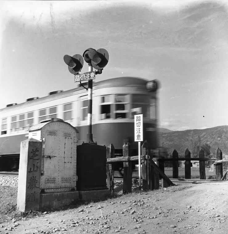 日治時期1935年，淡水線列車通過芝山岩道（今雙溪街）圖片來源:維基百科