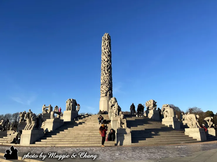 生命之柱是整個維格蘭雕塑公園的地標，高達 17 公尺，總共由 121 位在人生不同階段的男女組成。 雕刻人生百態，一柱道盡生命的糾結與希望。