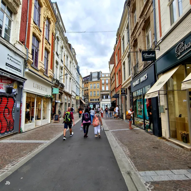 【老城區建築典雅商號應有盡有，侄女品味高帶訪店家俱為上選！走在 Rue de la Vieille Comédie街，自備購物袋滿載而歸。】