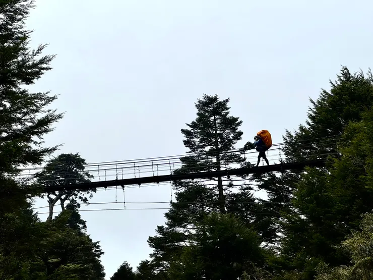 正在通過能高吊橋的協作。