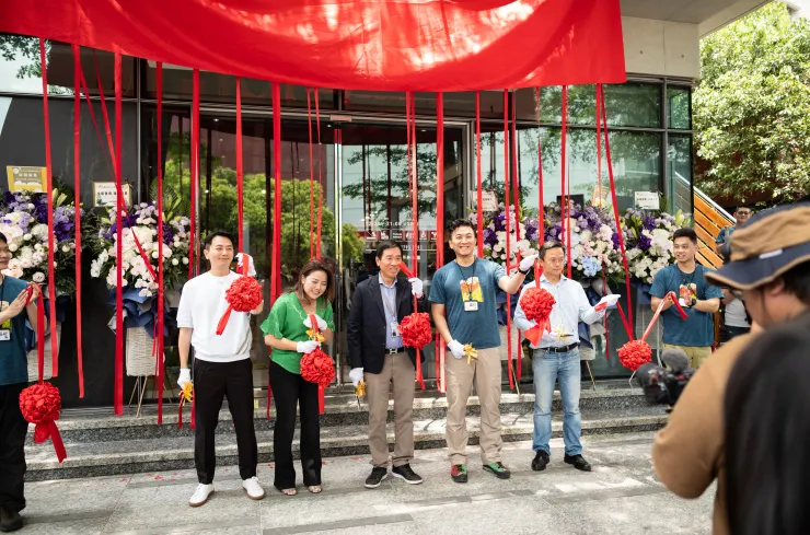 HME老闆們剪綵的歷史瞬間。