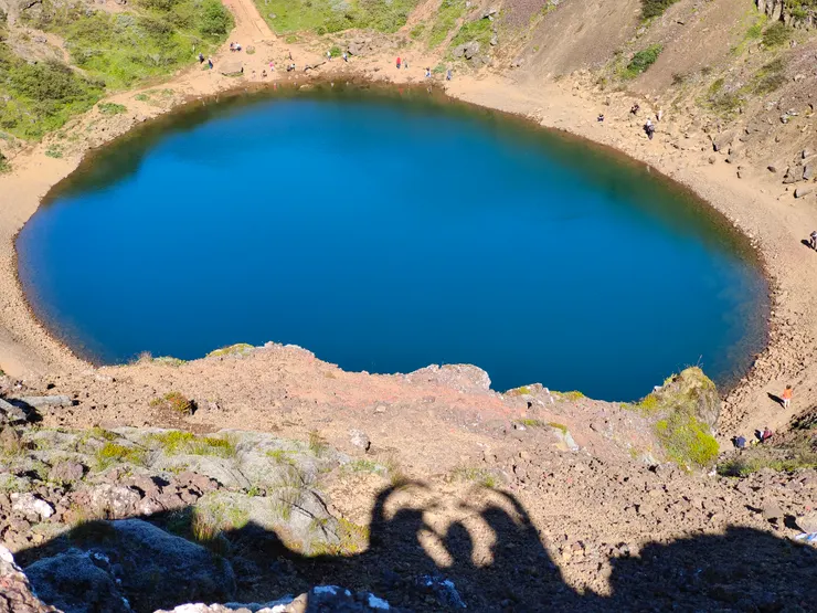 三位愛演的老太太也來比愛心。