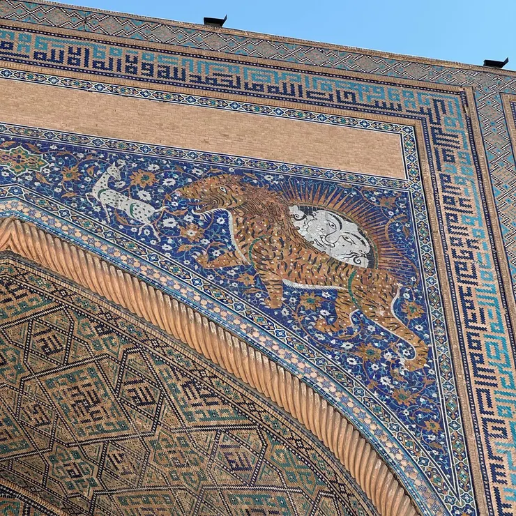 像獅子又像老虎的生物代表學生，追逐的羊代表知識