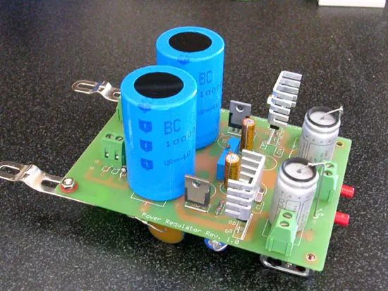 這就是 Vincent 穩壓板,上面看過去真沒幾顆零件