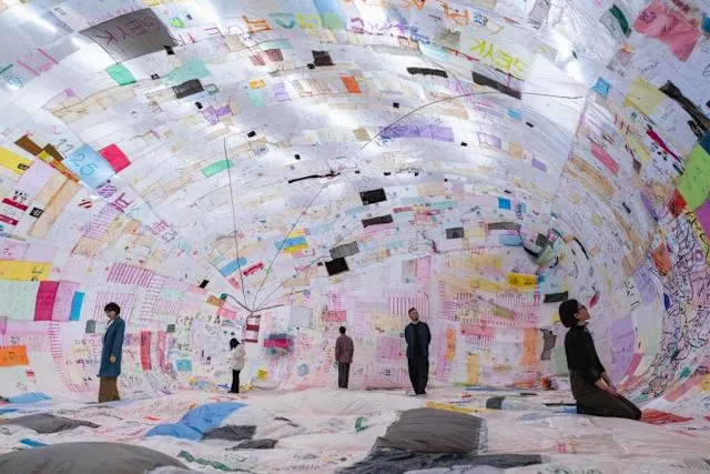 展覽中呈現多件代表性創作，包括以回收塑膠袋製成、僅依靠太陽熱能升空的〈太陽能飛行博物館〉。