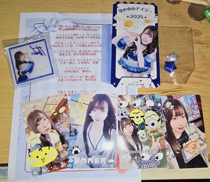小樹特意跟支持者分享歌詞。實體門票上的雛菊是她的代表物。小卡及匙扣非常精美，盡見心思。每顆幸運星都盛載著祝福。