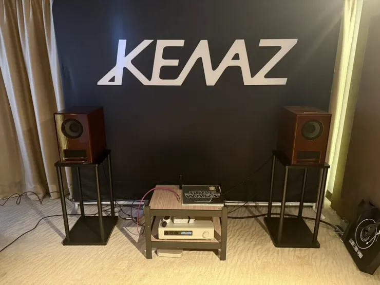 ▲榮鈦音響展出書架型同軸主動式喇叭「AD36」,以義大利專業單體打造,結合最小體積內建六吋主動超低音的設計