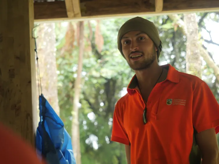 年輕的山屋管理員，除了接待山友外，也需要維持步道路況。但對於一些積水難除的區域他也一籌莫展。