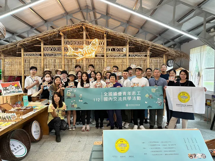 在旗津社會開創基地的合照。