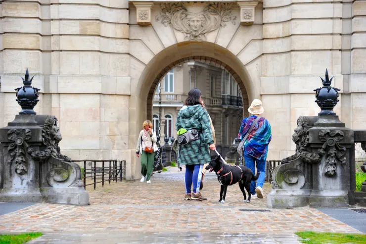 【在巴黎門下，它的規模當然和巴黎那座不能比，但早了一百四十多年。】