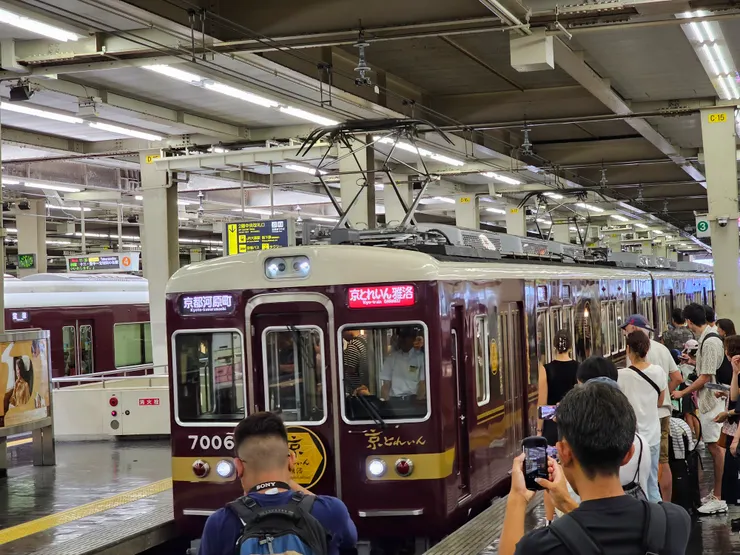 列車進站，大家都搶著拍照