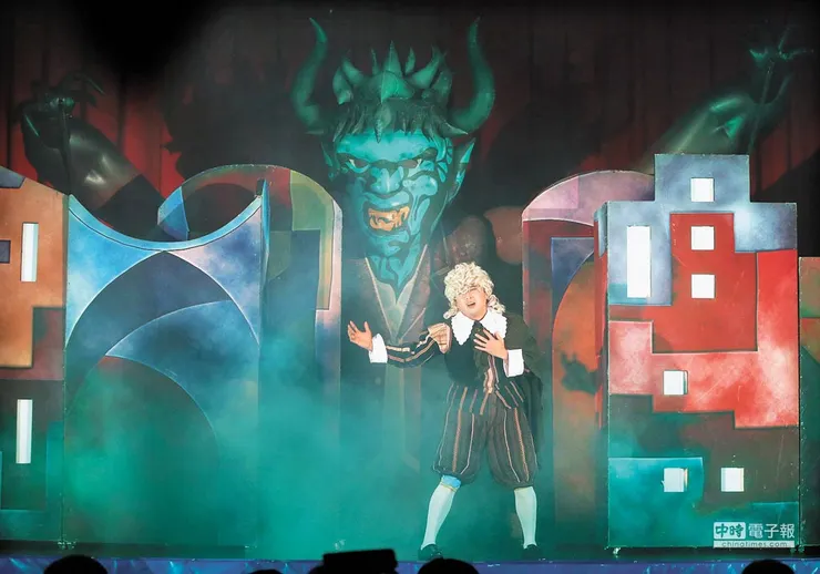 紙風車劇場《少年浮士德》，透過詼諧易懂的劇情呼籲學子遠離毒品。 圖片來自中時新聞網