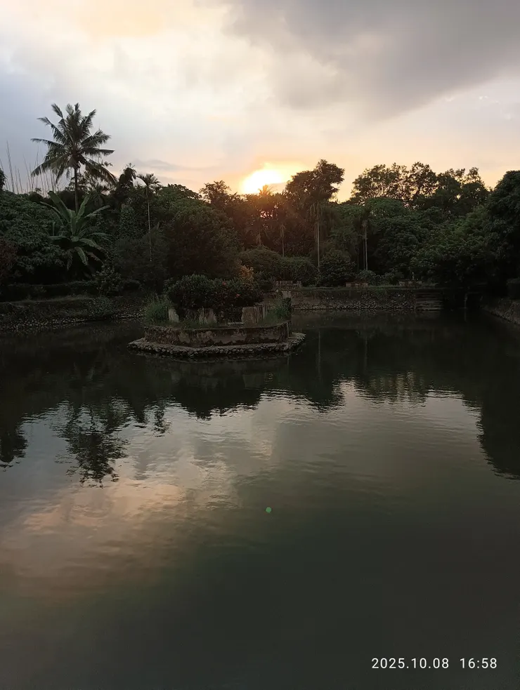 年光漸晚斷雲遠，自拍攝