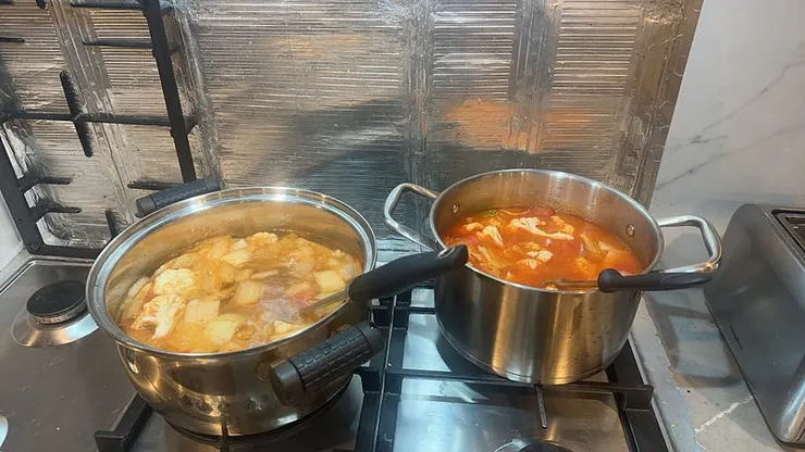 可以一起煮火鍋,因為很窮所以大部分都買火鍋料