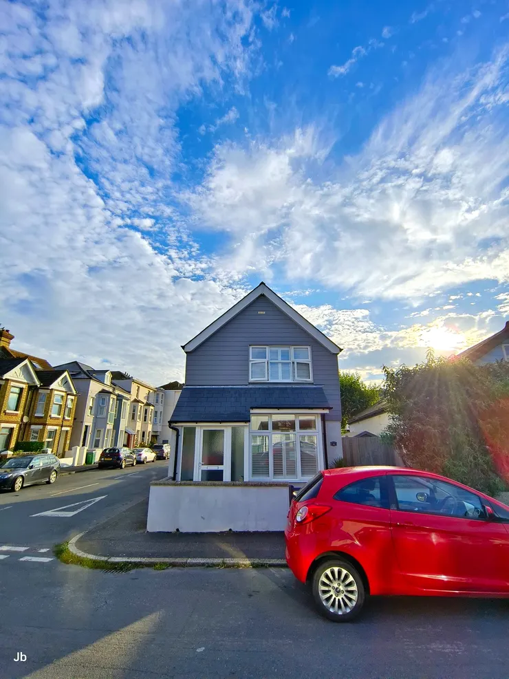 【早上走出陽光別墅，準備到河邊運動、散步。】