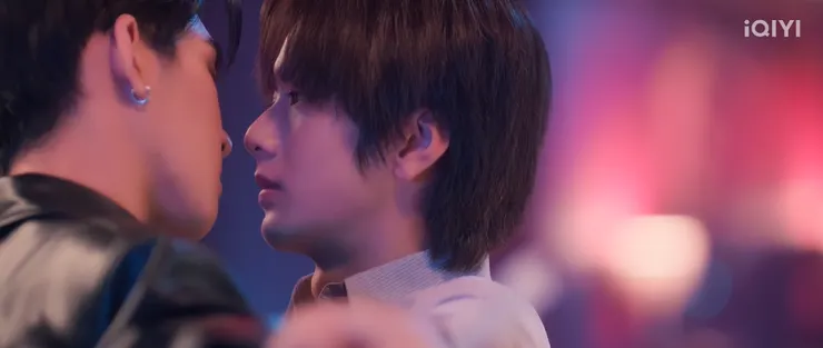 距離超近，感覺Real親過Hia一次之後，就沒有克制過自己了，想親就親🤣🤣🤣