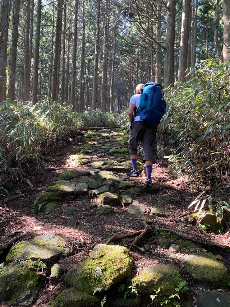 把全身行李都背在身上的米蘭啊弟。行李都背身上還是能走很快，超越我們（後來也是看不見背影）
