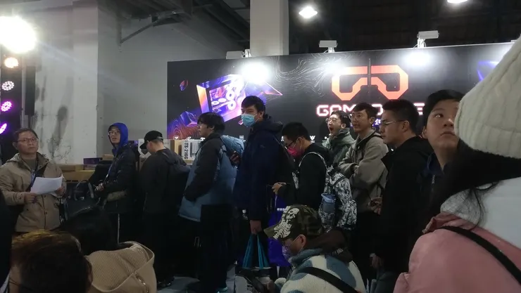 也只有看其他人排隊領大獎的份