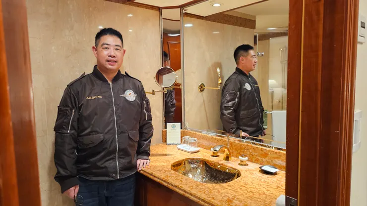 台北長榮桂冠酒店浴室內的這個荷蘭純手工打造24K鍍金臉盆真的很酷!